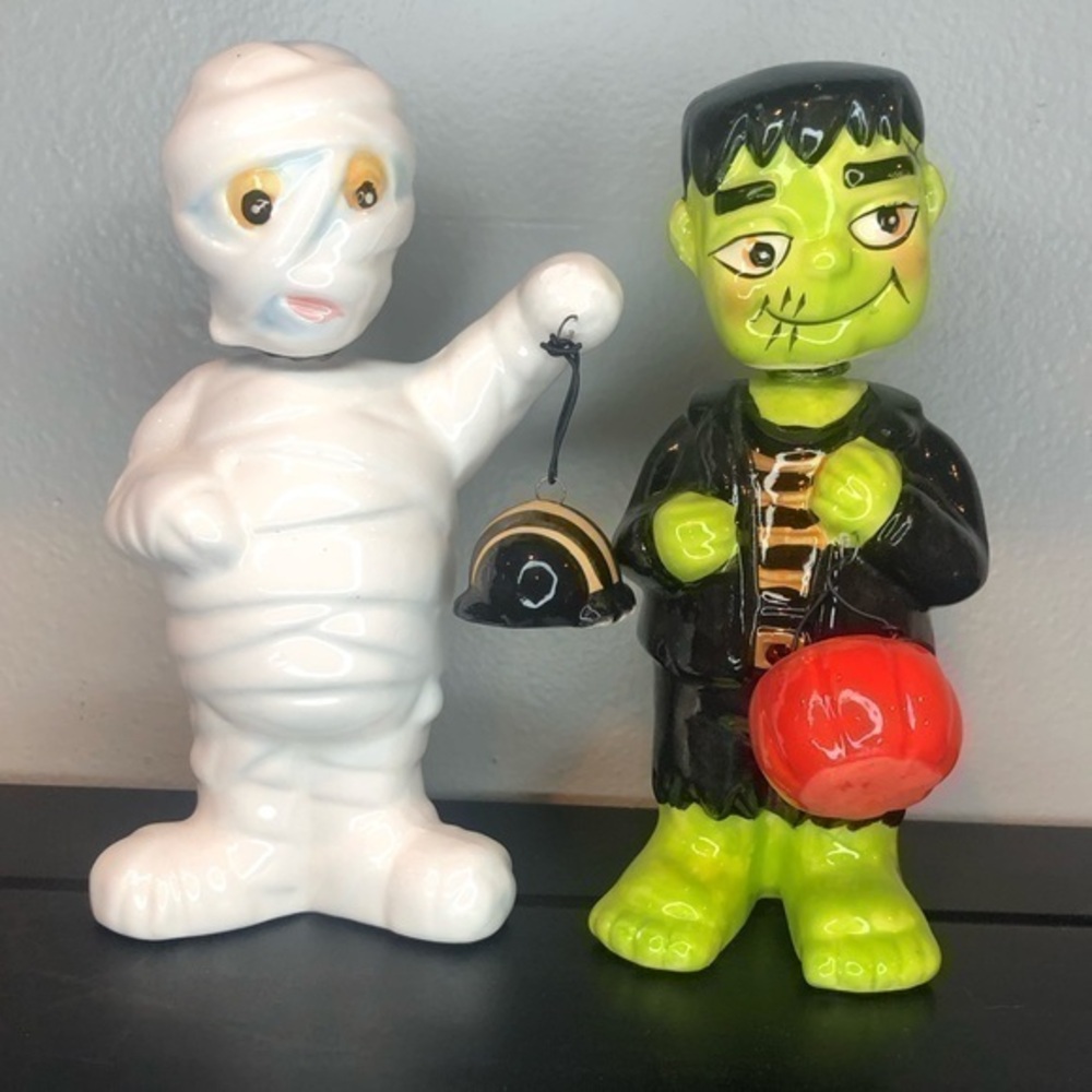 Set of 2 cute ceramic Halloween themed bobbleheads.